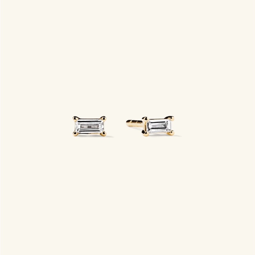 Mejuri Baguette Studs
14k Yellow Gold / Natural Diamond